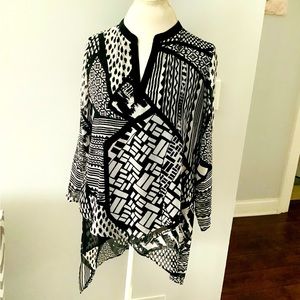 CHICOS tunic length top EUC 🖤🤍🖤